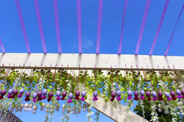 Paskalya kutlamaları dekorasyon parlak şeritler, yumurta ve derin mavi gökyüzü önünde çiçek yaptı