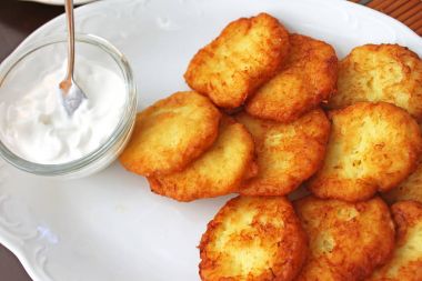 Beyaz tabakta, closeup soslu lezzetli patates gözlemesi