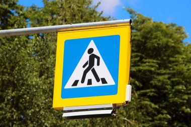 Yol işareti yaya geçidi arka plan ağaç üzerinde