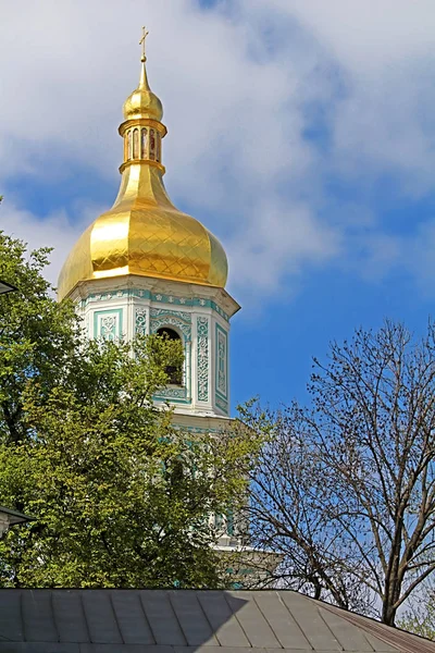 Переглянути на Белл вежа з Софійський собор у Києві — стокове фото