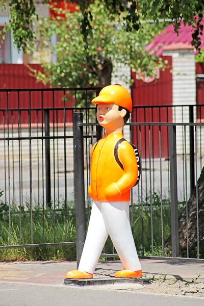 Em Vinniytsia os manequins de pedestre foram instalados na travessia de pedestres. O motorista deve reduzir a velocidade quando a serra estes manequins — Fotografia de Stock