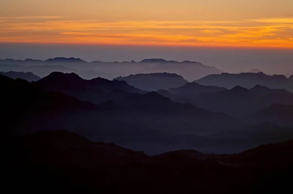 Rocce panoramiche di terra santa Monte Sinai all'alba, Egitto — Foto Stock
