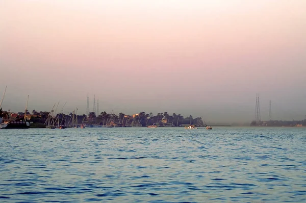 Zonsondergang op de rivier de Nijl in Egypte, Afrika — Stockfoto