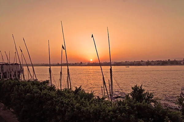 Zonsondergang op de rivier de Nijl in Egypte, Afrika — Stockfoto