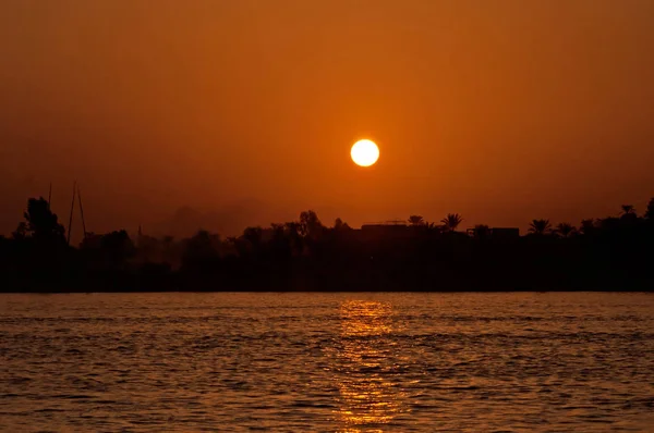 Pôr do sol no rio Nilo no Egito, África — Fotografia de Stock