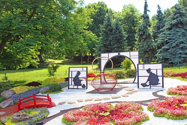 Bloem tentoonstelling "Japan door de ogen van Oekraïne" op Spivoche Pole in Kiev, Oekraïne. Bloem-tentoonstelling is gewijd aan het jaar van Japan in Oekraïne — Stockfoto