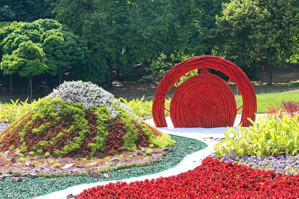 Exposición de flores "Japón a través de los ojos de Ucrania" en Spivoche Pole en Kiev, Ucrania. La exposición de flores se dedica al Año de Japón en Ucrania — Foto de Stock