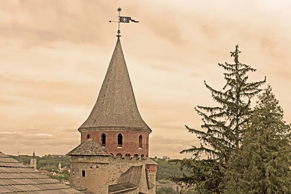 O Castelo de Kamianets-Podilskyi é um antigo castelo ruteno-lituano e uma fortaleza polonesa de três partes localizada na histórica cidade de Kamianets-Podilskyi, Ucrânia. Filtro aplicado — Fotografia de Stock