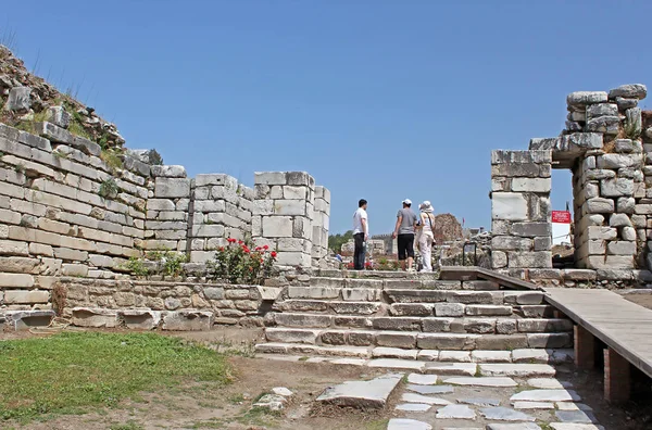 Неизвестные туристы в руинах базилики Святого Иоанна на холме Аясулук - Сельчук, Эфес, Турция — стоковое фото