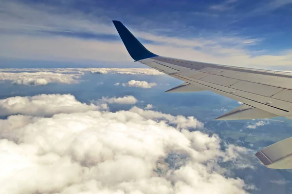 A vista do avião da nuvem sobre a Itália, Europa — Fotografia de Stock