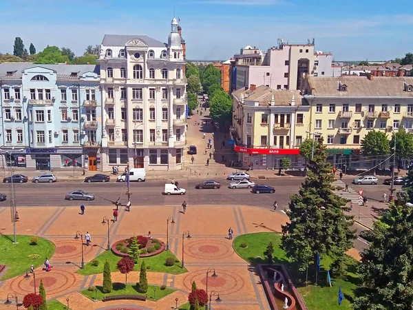 Vista da Praça Soborna e antigo hotel "Savoy" (1912), agora é o hotel "Ucrânia", Vinnytsia, Ucrânia — Fotografia de Stock