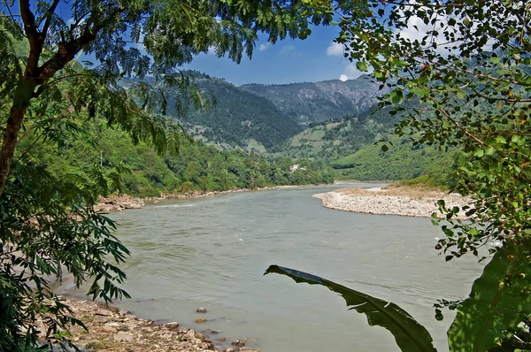 Widok na rzekę w Nepalu — Zdjęcie stockowe