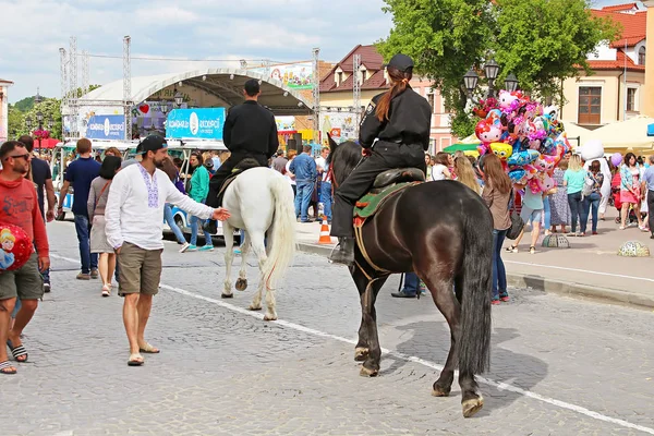 Horse police in the historic city of Kamianets-Podilskyi, Ukraine — Stock Photo, Image