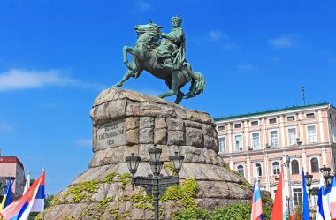 Hetman Bogdan Khmelnitsky heykeli Sofievska Meydanı Kiev, Ukrayna