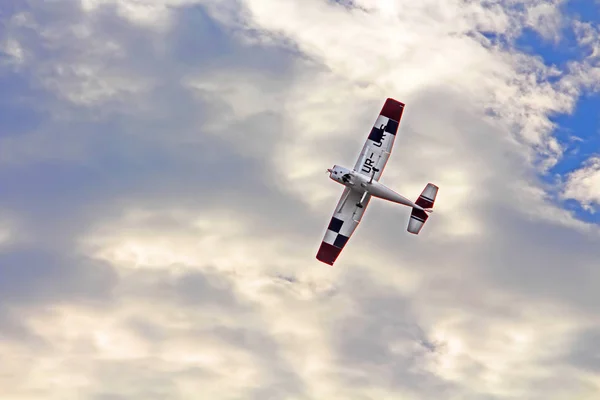 吕克-· 塞斯纳 182 K 天道你飞机的机修工-阿维在天空中 — 图库照片
