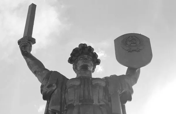 Монумент «Батьківщина-мати» прикрашена вінок з маками день пам'яті та примирення у Києві. Чорно-білий фільтр — стокове фото