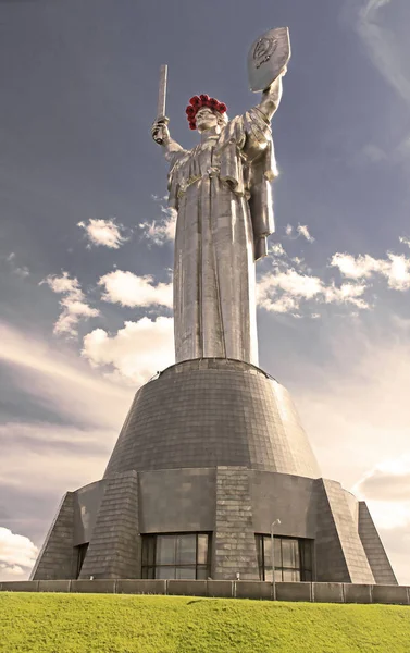 Le monument "Mère patrie" décoré d'une couronne de coquelicots le jour de la commémoration et de la réconciliation à Kiev, en Ukraine. Filtre appliqué — Photo