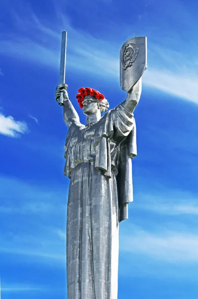 Το μνημείο "Μητέρα πατρίδα" διακοσμημένο με ένα στεφάνι από παπαρούνες για την ημέρα μνήμης και τη συμφιλίωση στο Κίεβο, Ουκρανία — Φωτογραφία Αρχείου