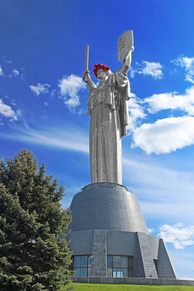 Le monument "Mère patrie" décoré d'une couronne de coquelicots le jour de la commémoration et de la réconciliation à Kiev, en Ukraine — Photo