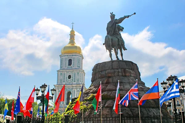 हेटमैन बोगदान खेलमिनिट्स्की मूर्ति और यूक्रेन के कीव में सोफिव्स्का स्क्वायर पर झंडे — स्टॉक फ़ोटो, इमेज