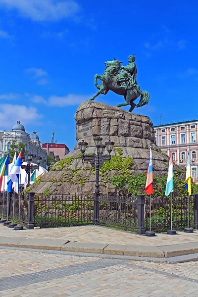 Hetman Bogdan Khmelnitsky standbeeld op het Sofievska plein in Kiev, Oekraïne — Stockfoto