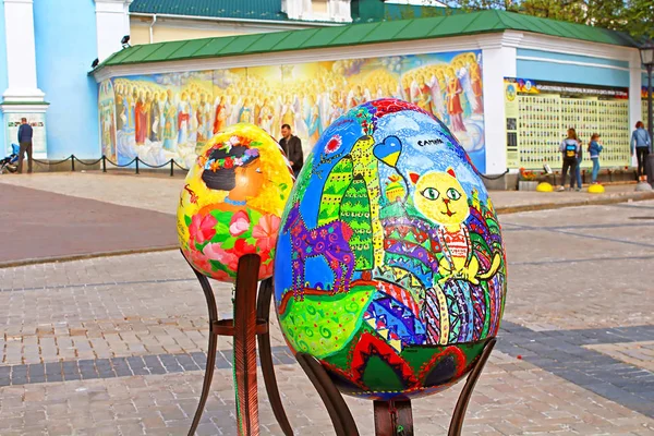 Malovaná vajíčka. Pouliční festival velké velikonoční vajíčka na Mikhailovska náměstí — Stock fotografie