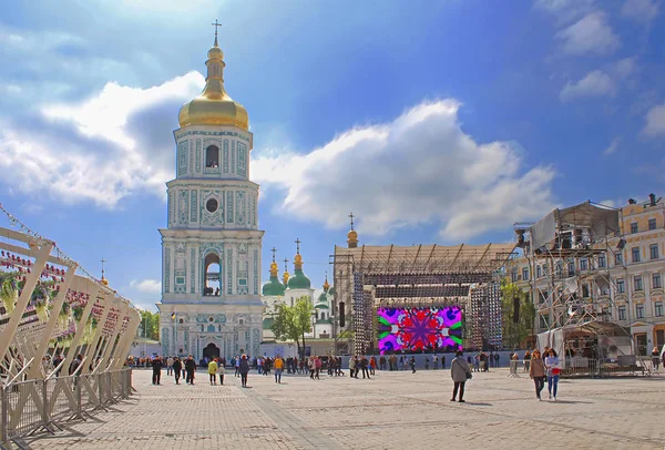 Zona tifosa per il concorso internazionale di canzoni Eurovision-2017 in piazza Sofia a Kiev — Foto Stock