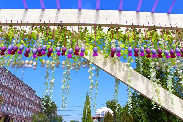 Paskalya kutlamaları dekorasyon parlak şeritler, yumurta ve derin mavi gökyüzü önünde çiçek yaptı