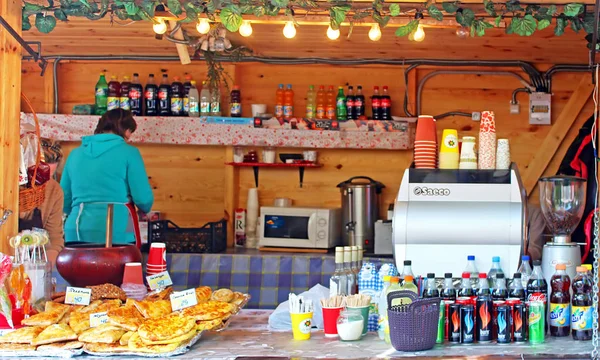 Cama de jantar à venda de refeições e bebidas, localizada na Zona de Fãs do Festival Internacional Eurovisão da Canção 2017, perto da Praça Sofia — Fotografia de Stock