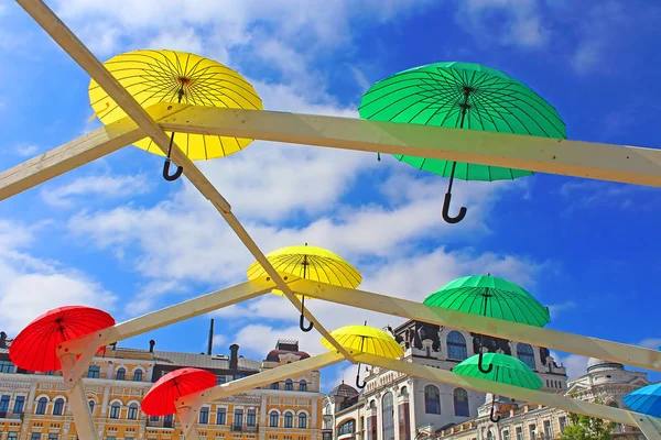 Leuchtende Schirmdekoration in der Fanzone für den internationalen Song-Wettbewerb Eurovision-2017 auf dem Sofia-Platz — Stockfoto