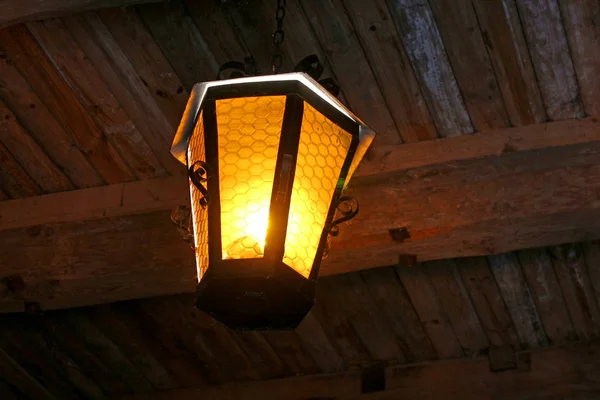 Lanterne à l'intérieur de la tour du château de Medzhybizh, Ukraine — Photo