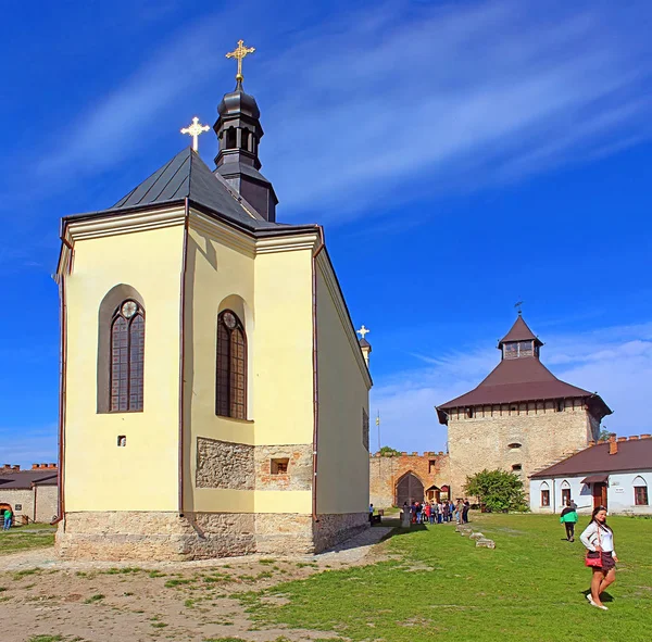 St.Nicholas kerk in Medzhybizh kasteel, Oekraïne. Medzhybizh Castle werd gebouwd als bolwerk tegen het Ottomaanse expansie in de 1540s — Stockfoto