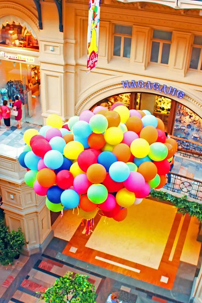 Sakız içinde Balonlar (ana mağaza). Sakız Kızıl Meydan üzerinde yer alır ve Moskova, Rusya 'nın en eski süpermarketler biridir — Stok fotoğraf