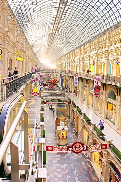 Interior del GUM (tienda departamental principal). GUM se encuentra en la Plaza Roja y es uno de los supermercados más antiguos de Moscú, Rusia — Foto de Stock