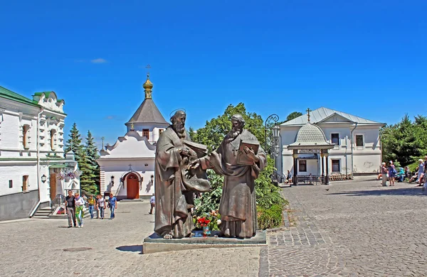 El monumento de los Santos Cirilo y Metodio en Kiev-Pechersk Lavra — Foto de Stock