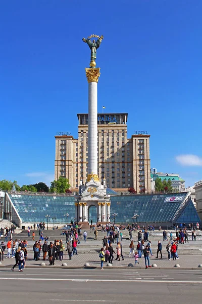 As pessoas caminham, tiram fotos e relaxam em frente ao Monumento da Independência com a Estátua de Berehynia no topo, Maidan Nezalezhnosti, Praça da Independência — Fotografia de Stock