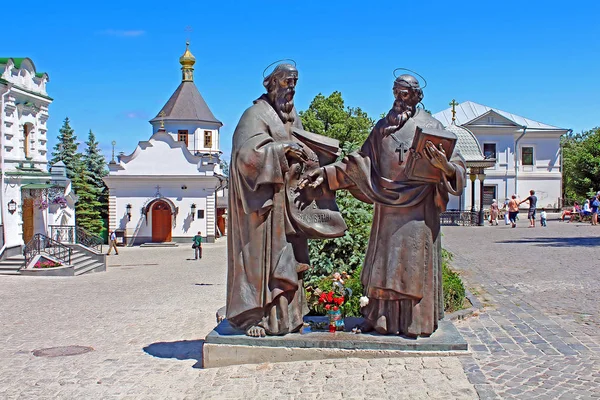 Памятник святым Кириллу и Мефодию в Киево-Печерской лавре, Киев, Украина — стоковое фото