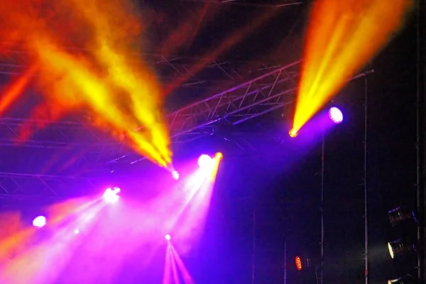 Proyector de escenario con rayos. Concierto iluminación fondo — Foto de Stock