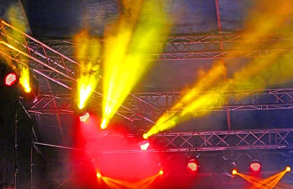 Fase spot met stralen. Concert verlichting achtergrond — Stockfoto