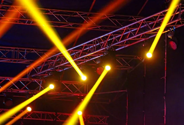 ステージ スポット ライト光線。コンサート照明背景 — ストック写真