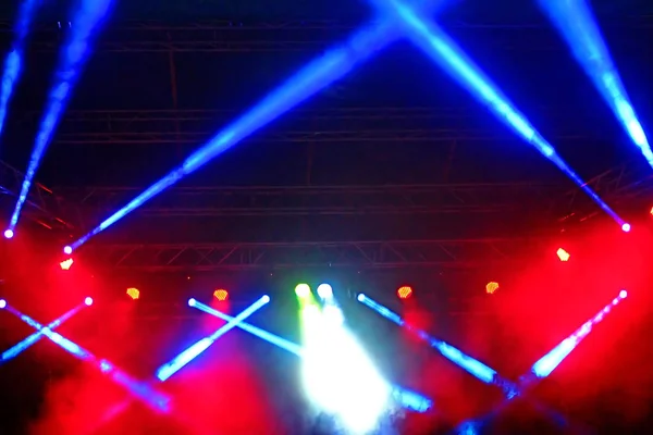 Proyector de escenario con rayos. Concierto iluminación fondo — Foto de Stock