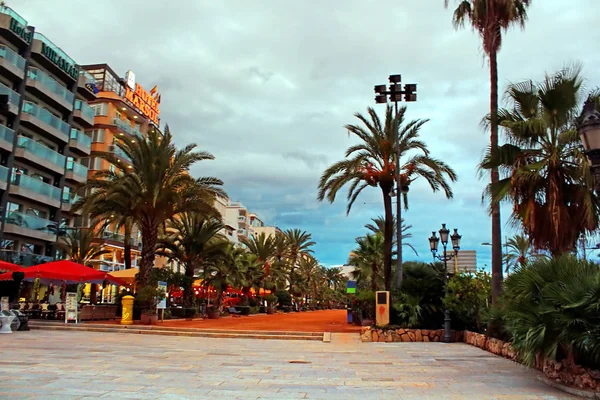 A vista da rua passege promenade da Prefeitura em Lloret de Mar, Costa Brava, Catalunha, Espanha — Fotografia de Stock