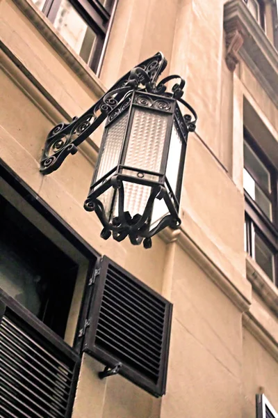 Lanterna sul vecchio edificio in Spagna. Filtro vintage — Foto Stock