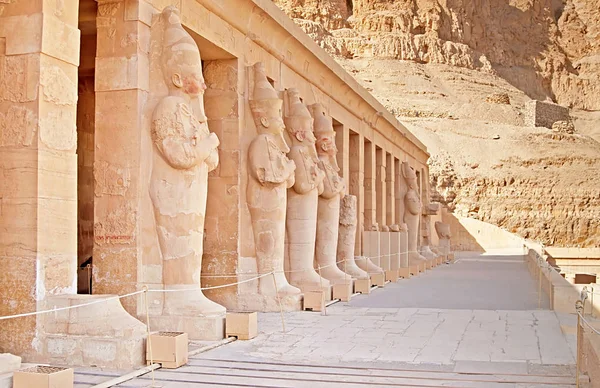 Estatuas en la fachada del palacio de Hatshepsut en Luxor, Egipto —  Fotos de Stock