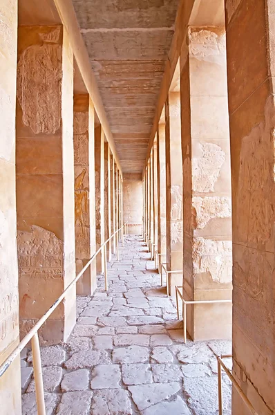 Колоннада дворца Хатшепсут в Луксоре, Египет — стоковое фото