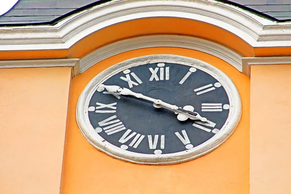Zegar na wielebny Bazyliki Podwyższenia Krzyża, Czerniowce, Ukraina — Zdjęcie stockowe