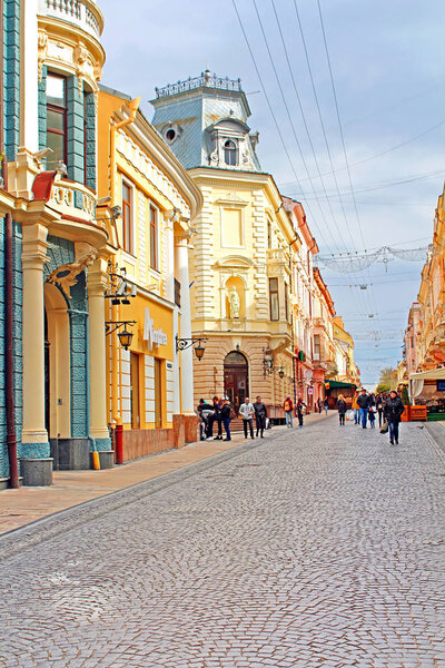 Пешеходная улица имени Ольги Кобылянской. Архитектура в старом городе Черновцы. Западная Украина
