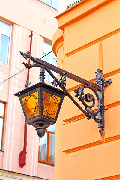 Lanterne sur Olga Kobylianska Street - l'une des rues principales de Tchernivtsi, Ukraine — Photo