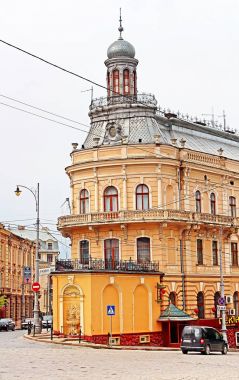 Eski bina bir gemi gibi. Eski şehir Chernivtsi mimarisi. Ukrayna