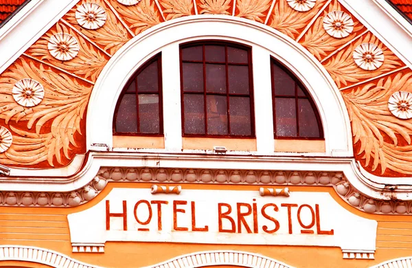 Voormalig Hotel Bristol van de Philharmonic vierkante, waar toeristen en locals willen voeden van de duiven — Stockfoto